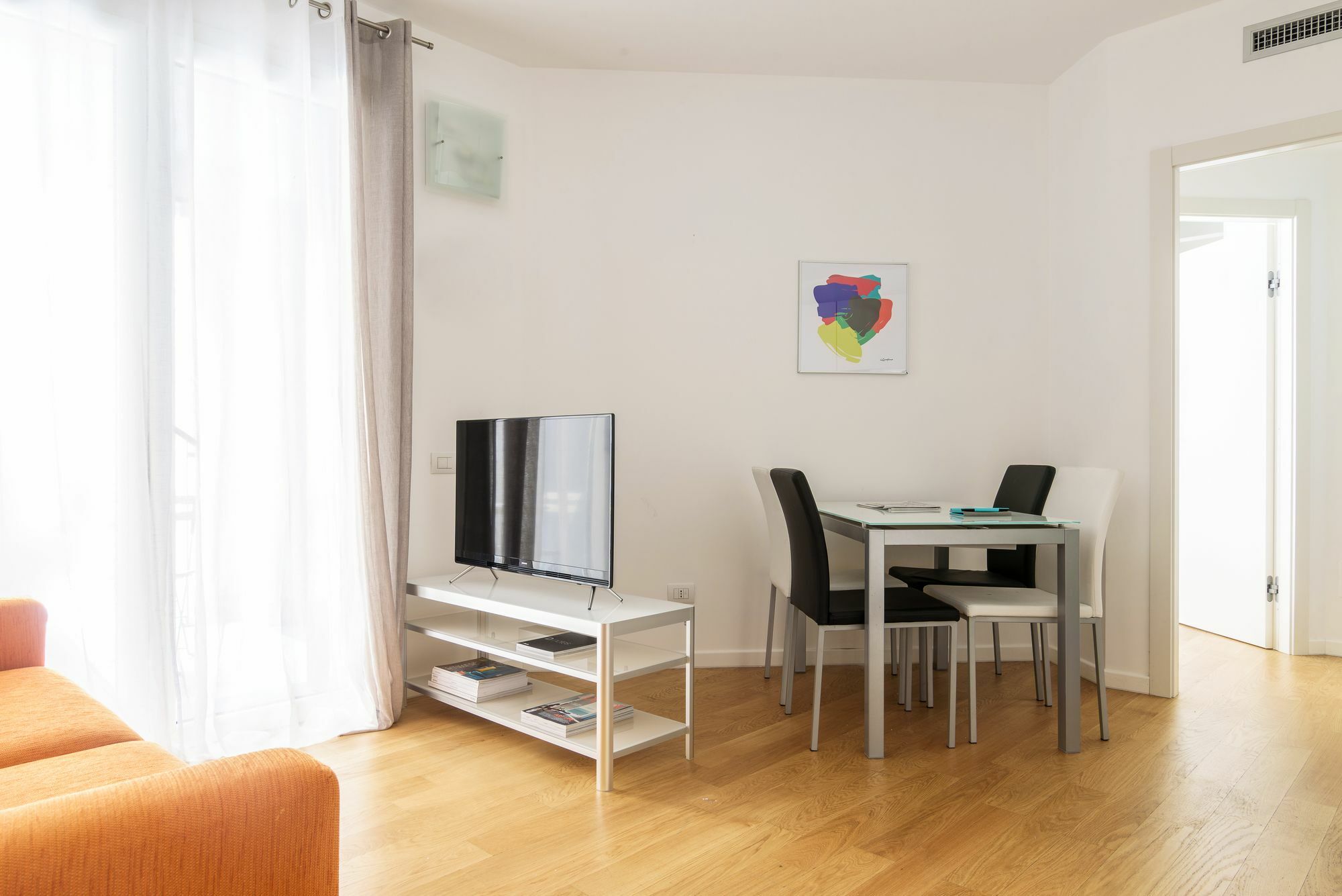 Joivy Sunny 1-Bed Flat With Balcony Apartment Милано Екстериор снимка