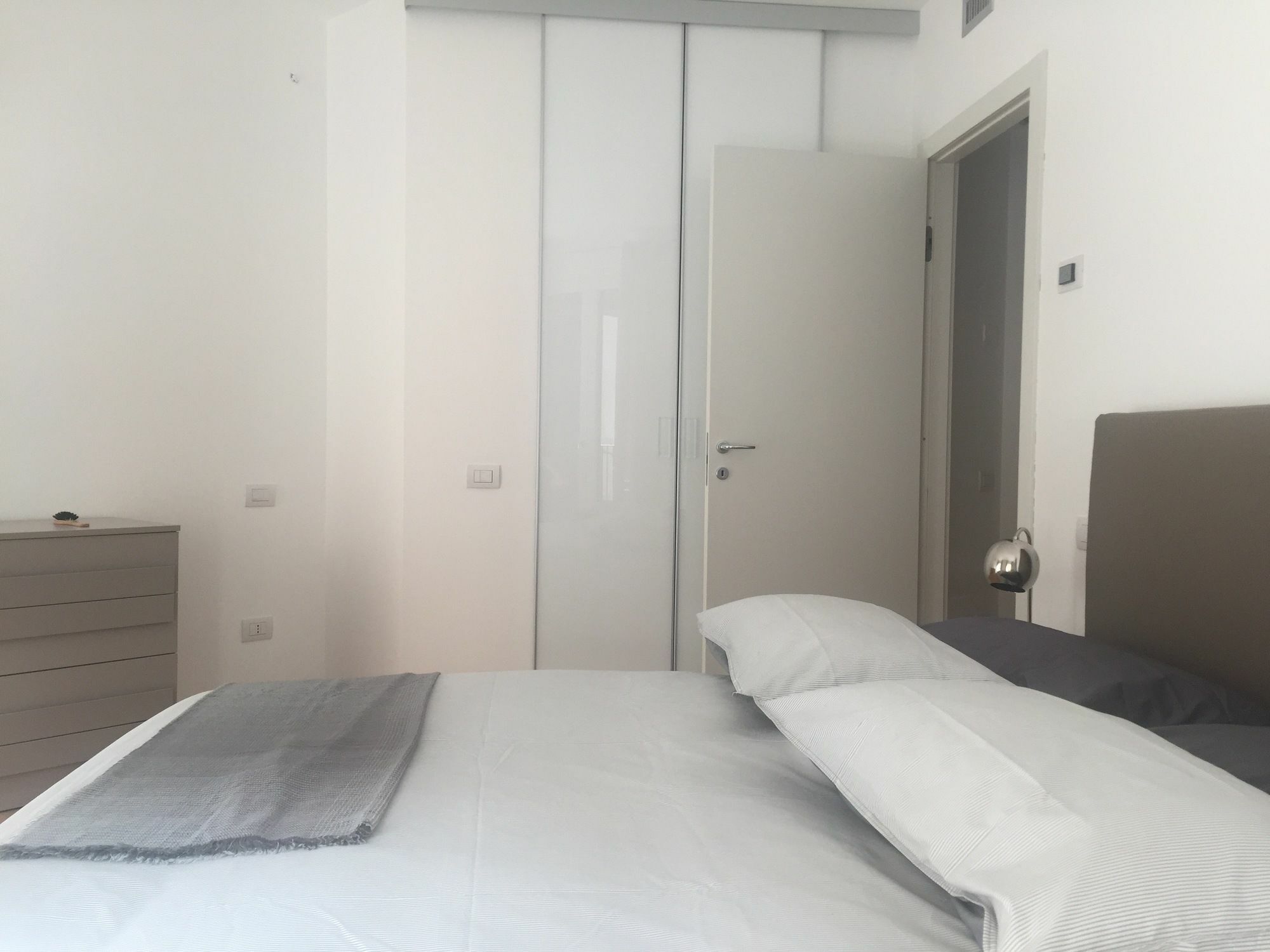 Joivy Sunny 1-Bed Flat With Balcony Apartment Милано Екстериор снимка