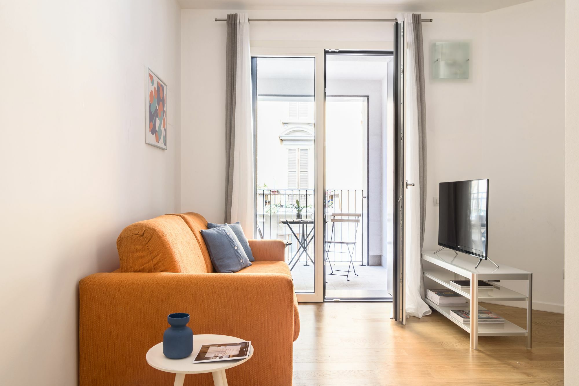 Joivy Sunny 1-Bed Flat With Balcony Apartment Милано Екстериор снимка